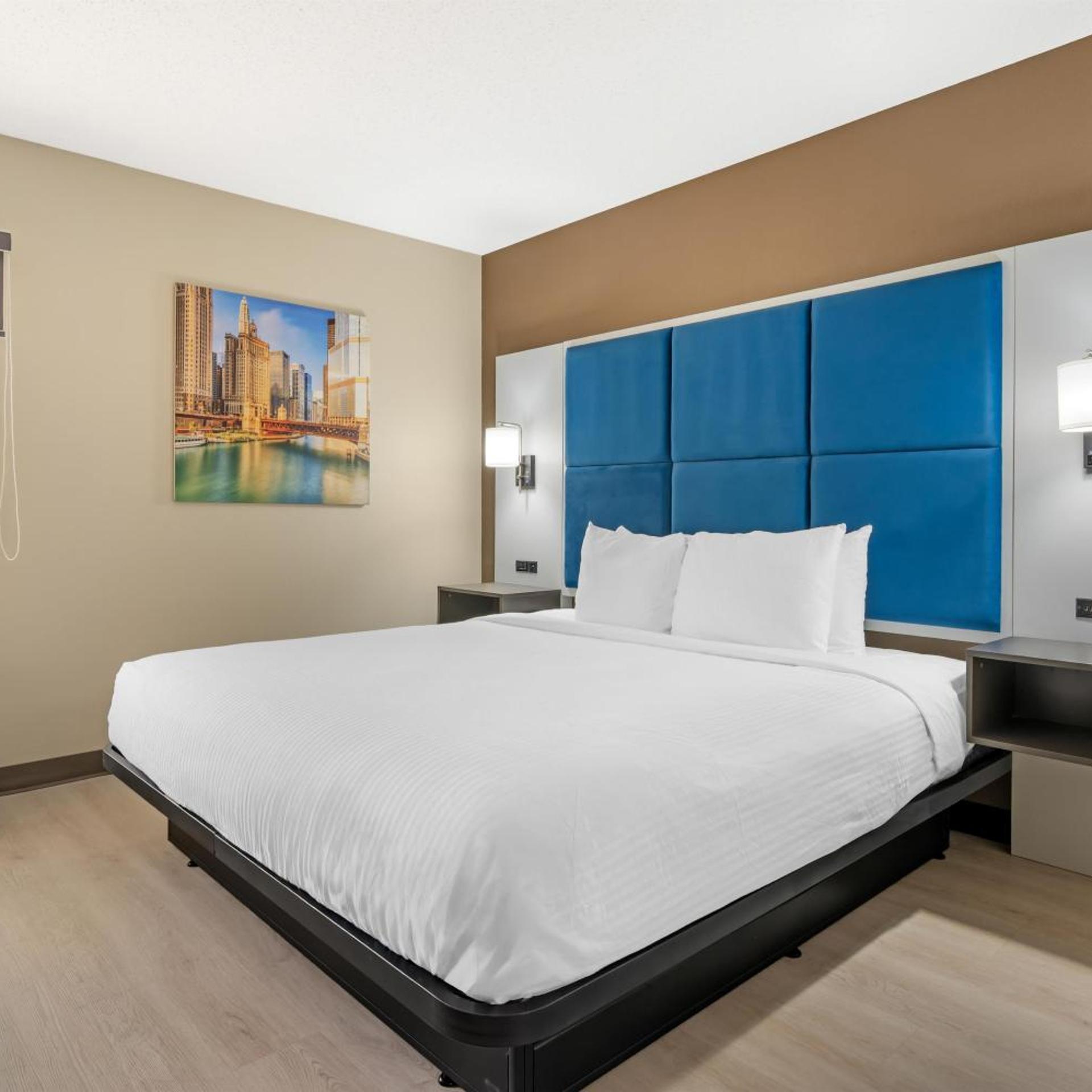 غرفة بسرير كينج مع أريكة بحوض استحمام لذوي الإعاقة، Best Western Forsyth - Decatur 2/7