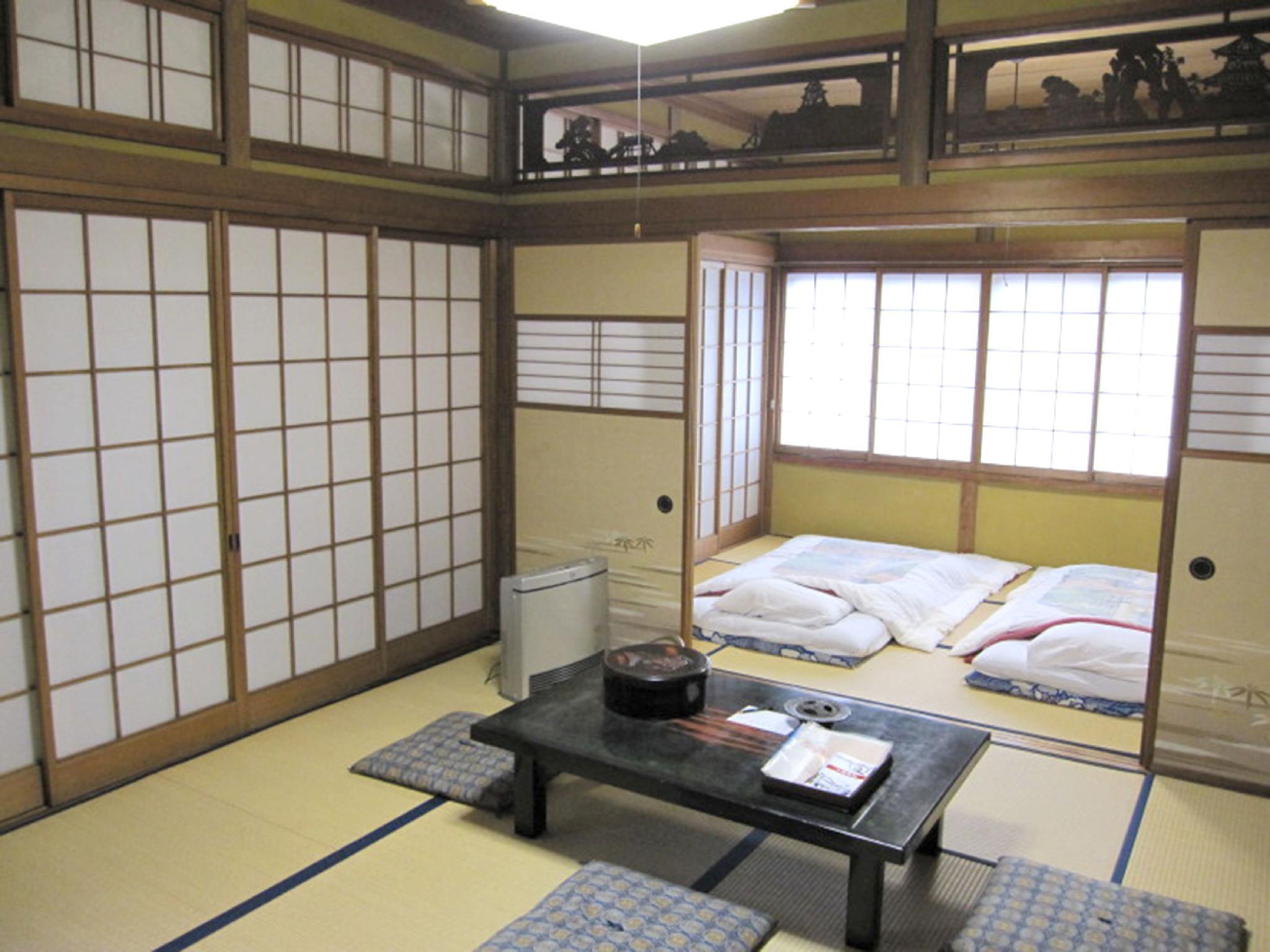 غرفة ثلاثية بفرشتي فوتون بحمام مشترك