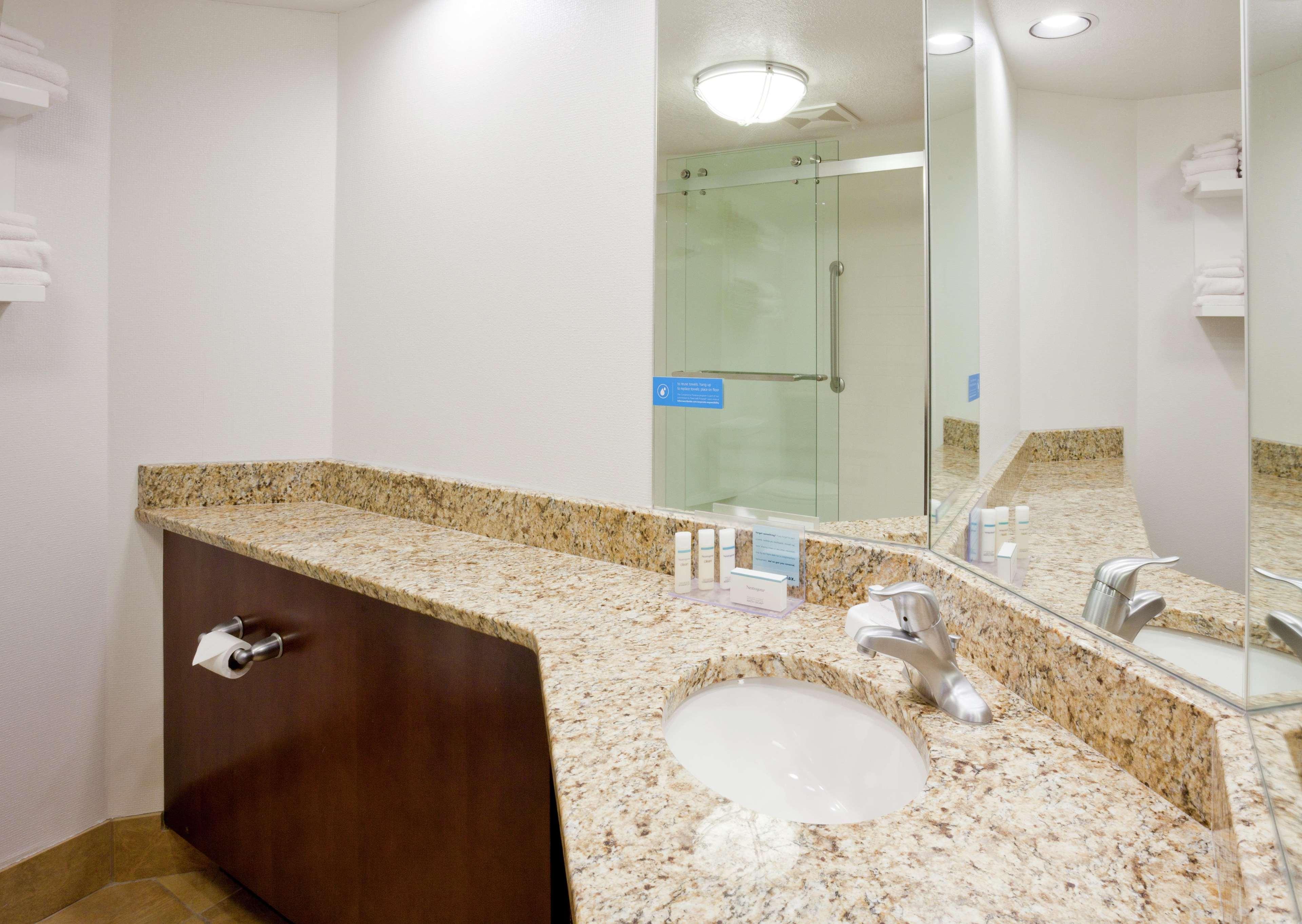 غرفة بسرير مزدوج بإطلالة على البحيرة، Hampton Inn Duluth Canal Park 2/3