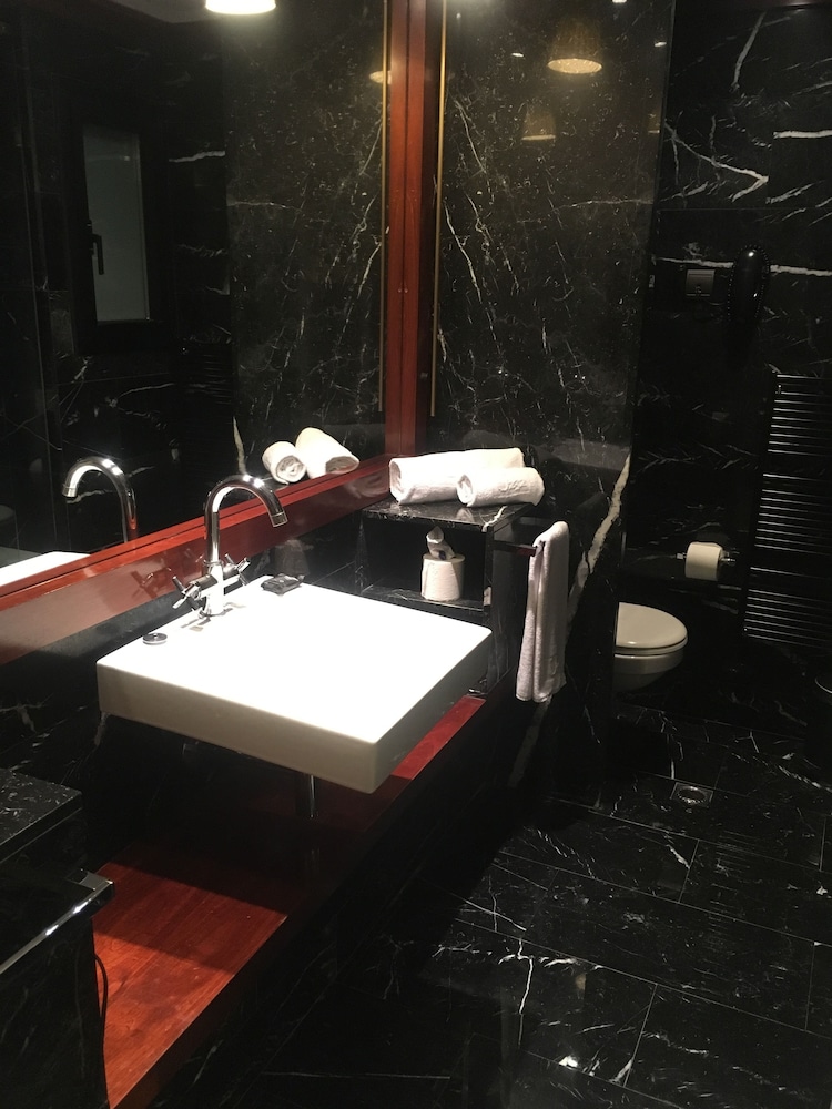 U232 Hotel 43/66