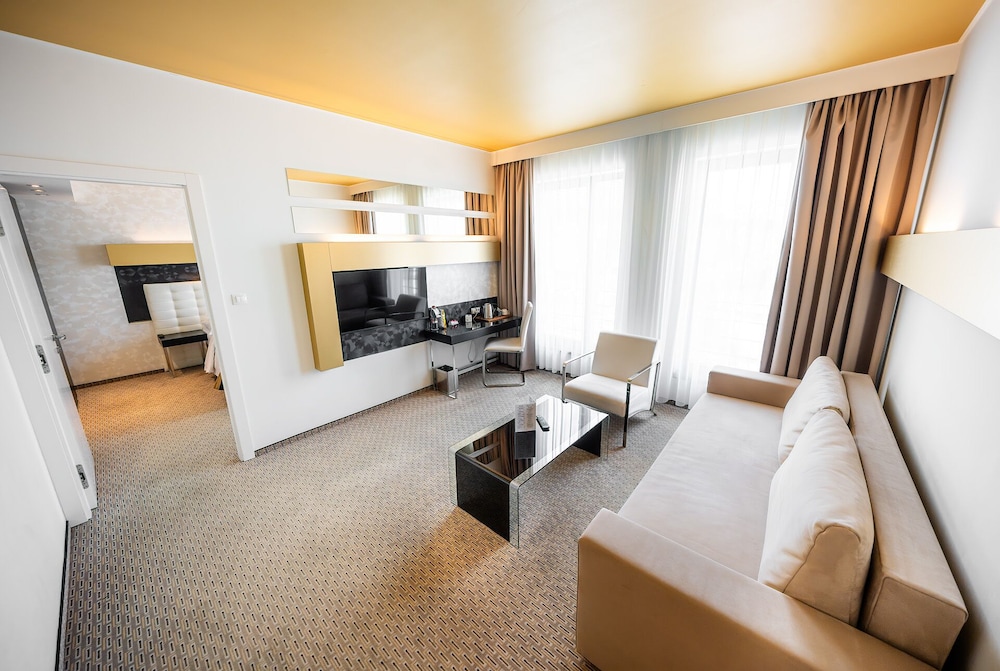 DELUXE, SUITE