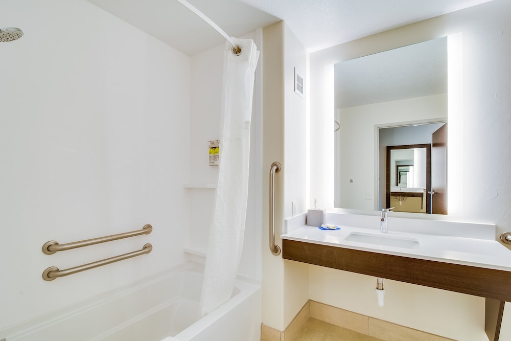 Holiday Inn Express and Suites Custer 17/59