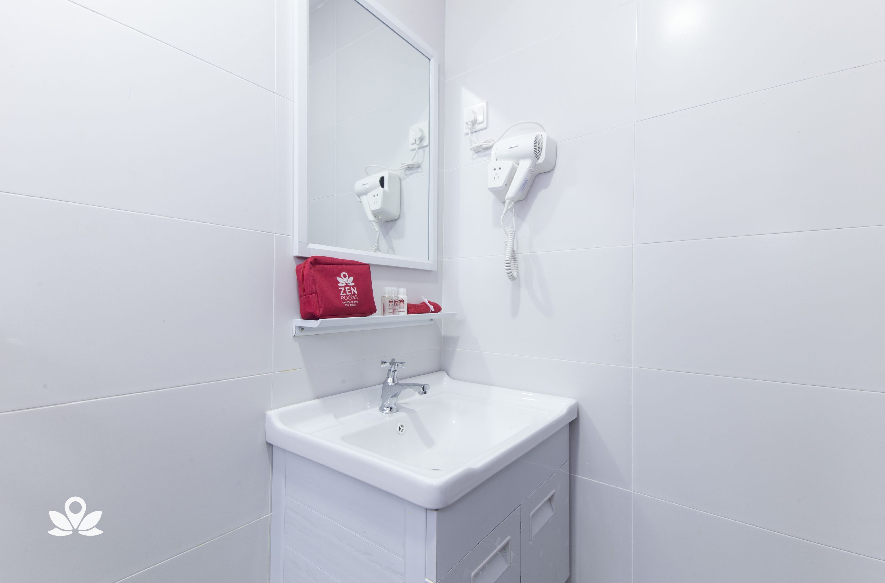 Zen Rooms Poorna Hotel 45/50