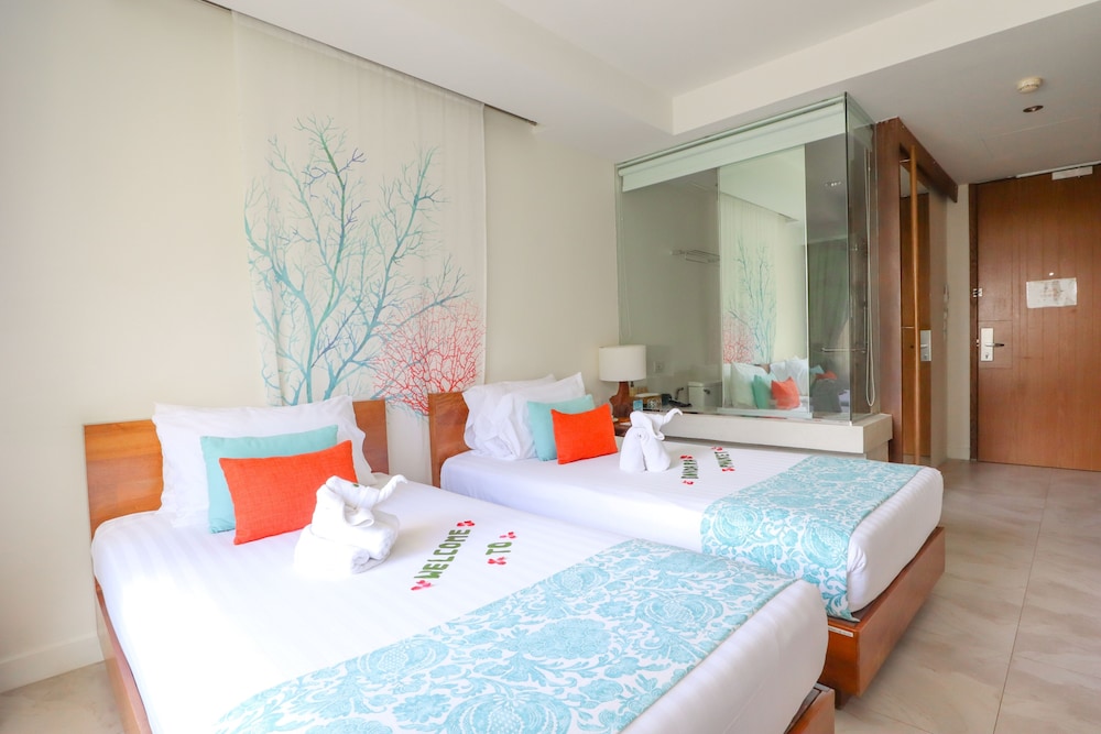 غرفة بريميير بسريرين منفصلين بإطلالة على البحر بشرفة، Bandara Beach Resort, Phuket 5/10