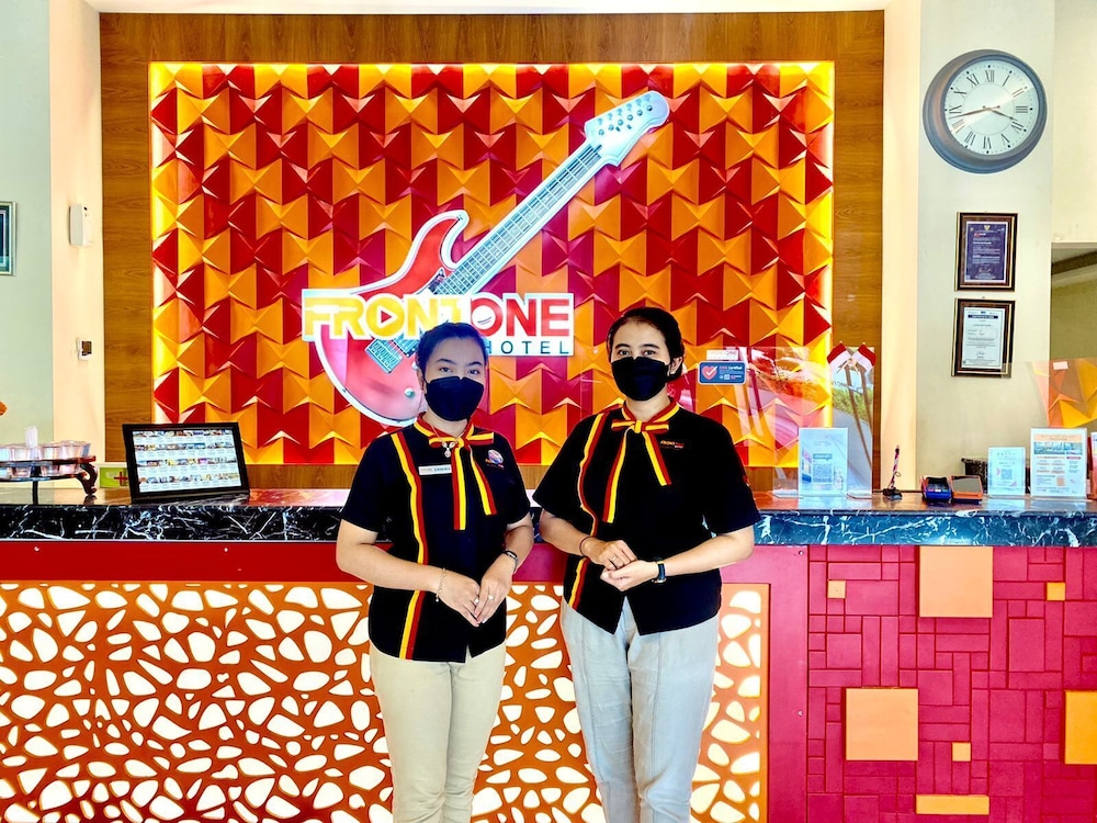 Front One Hotel Purwodadi 54/72