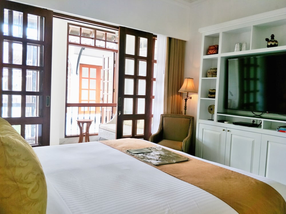 The Colony Hotel 24/59