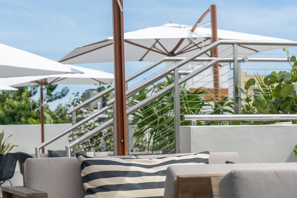 Nassau Suite Hotel 42/50