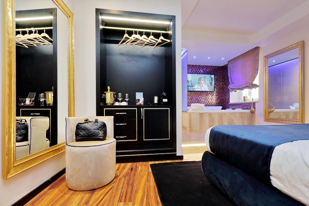 Spanish Diamond Luxury Suites & Jacuzzi 32/39