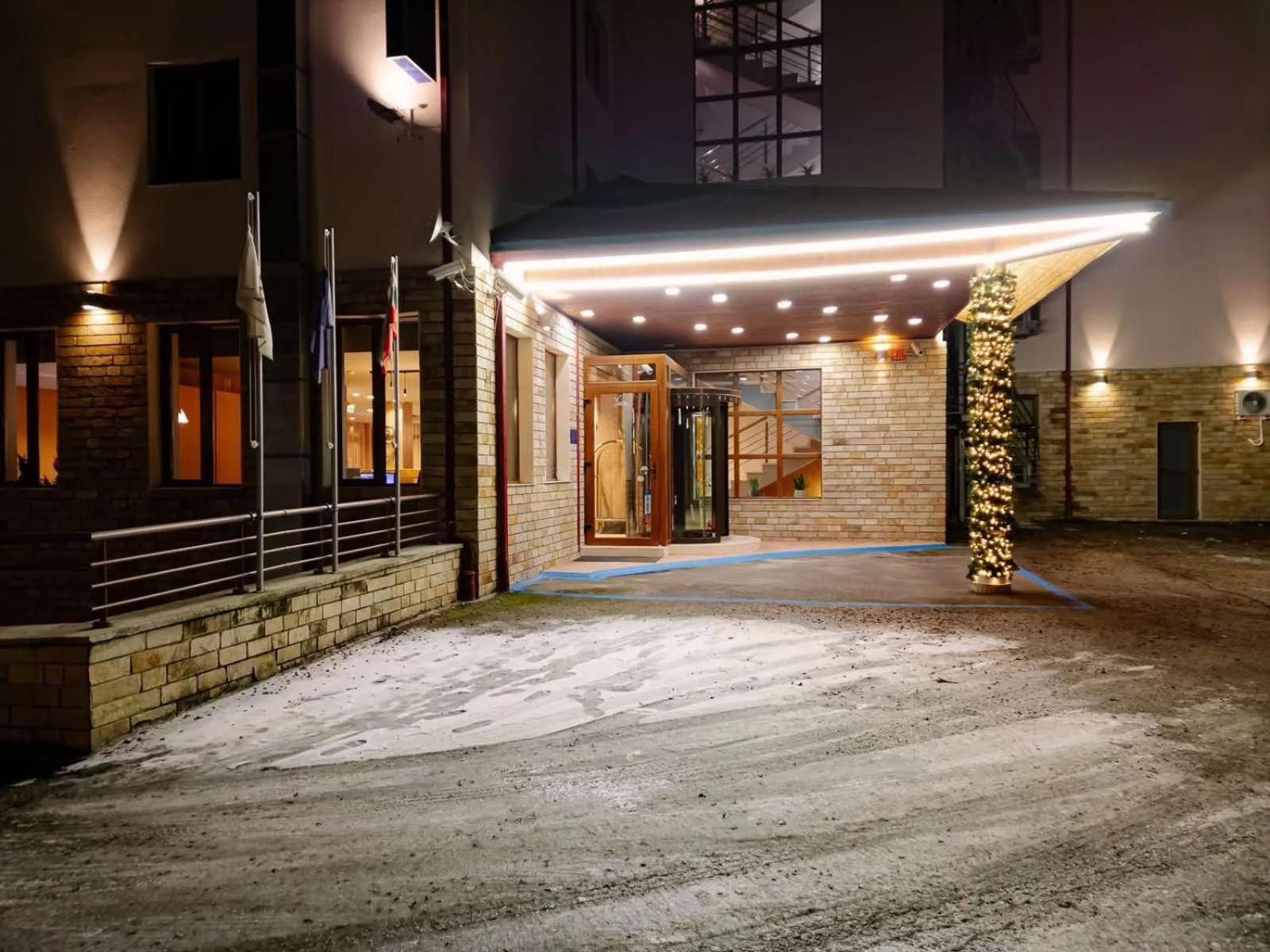 The Lodge Hotel 43/50