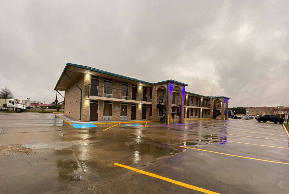 Days Inn by Wyndham Forest 5/40