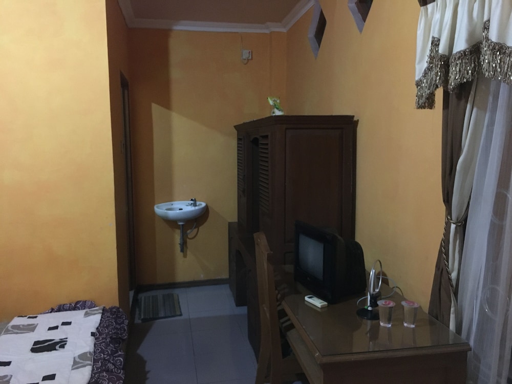 Hotel Alami near Alun-Alun Klaten 30/40