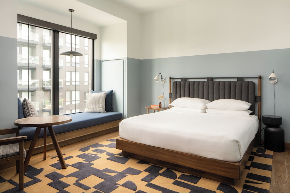 ARTIST, SUITE, MULTIPLE BEDS