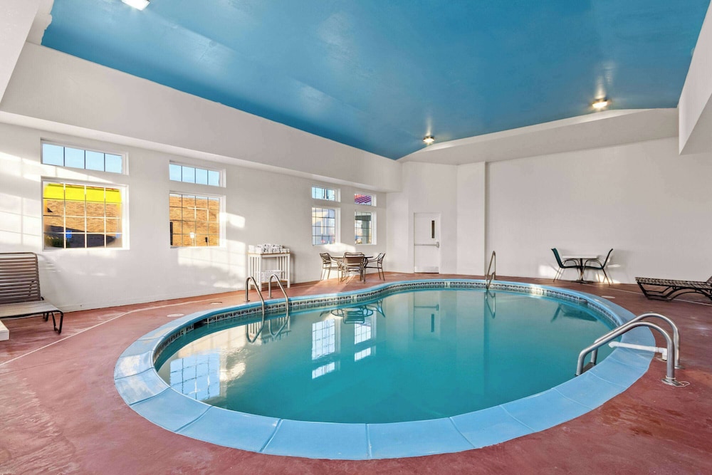 Super 8 by Wyndham Elizabethtown 40/61