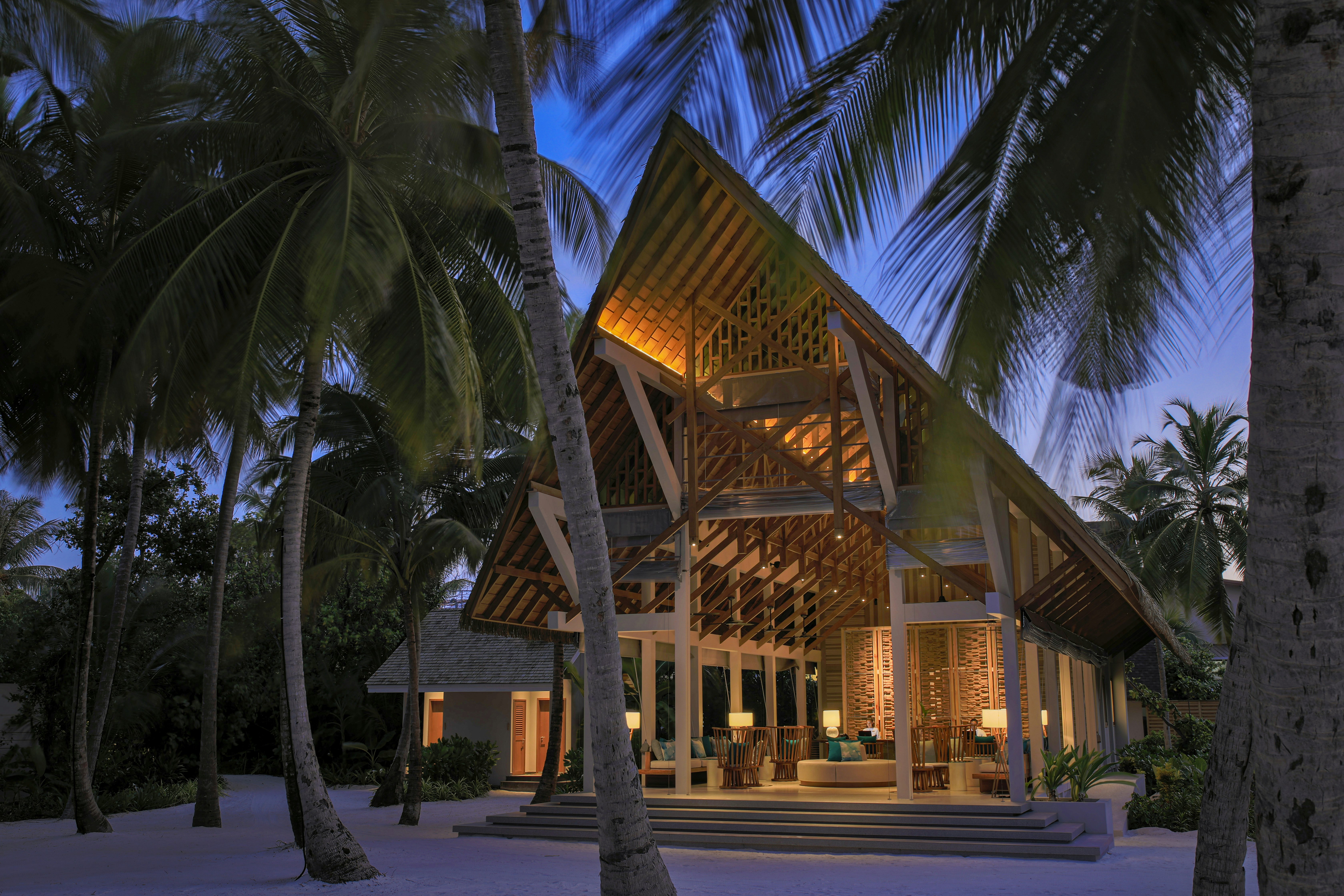 Emerald Faarufushi Resort and Spa 10/94