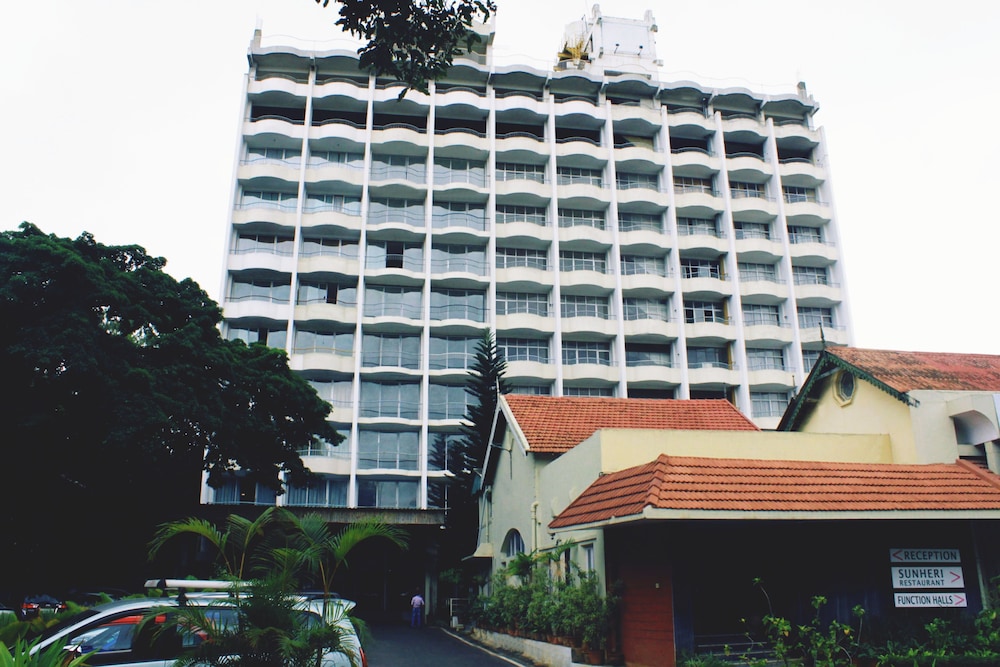 WOODLANDS HOTEL 1/50