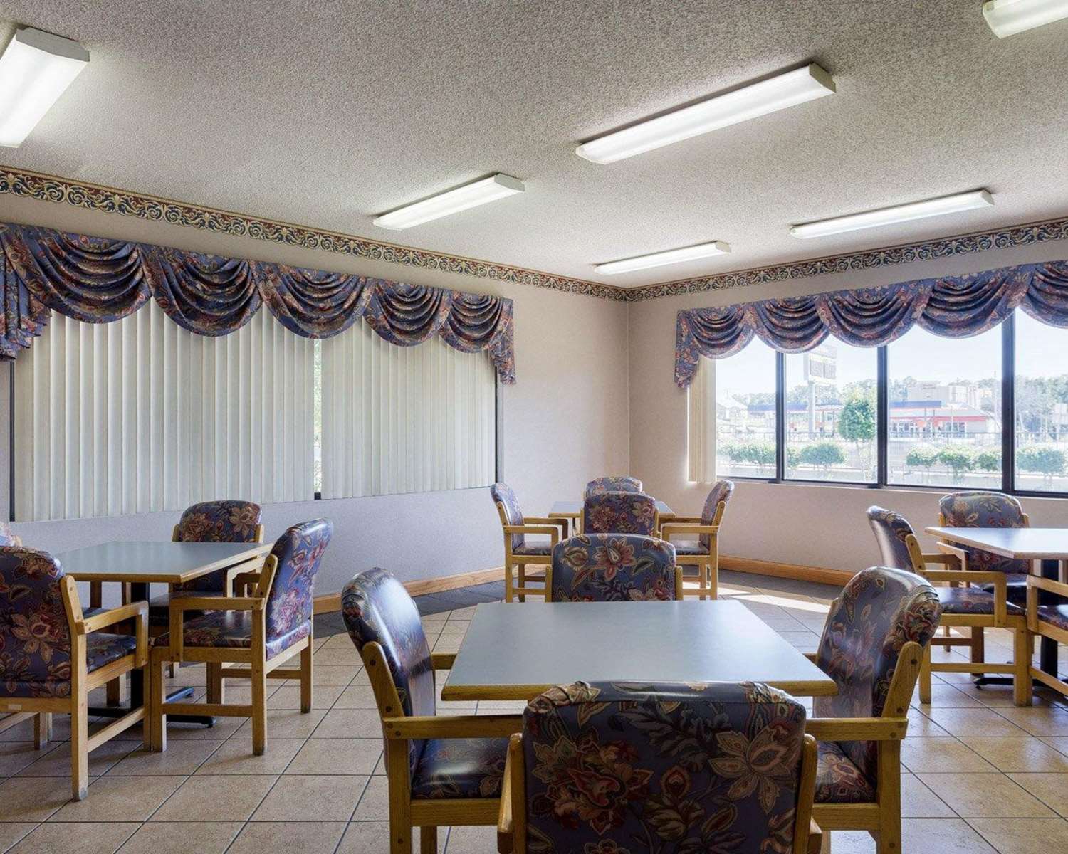 Econo Lodge Grenada 21/26