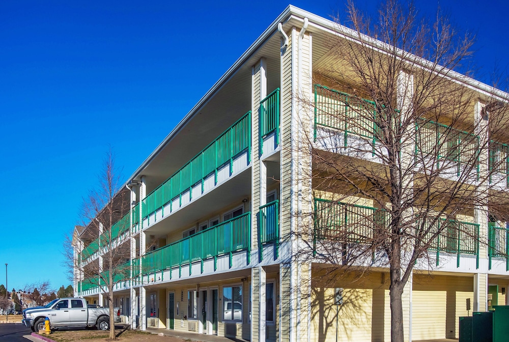 HomeTowne Studios By Red Roof Colorado Springs - Airport photo2