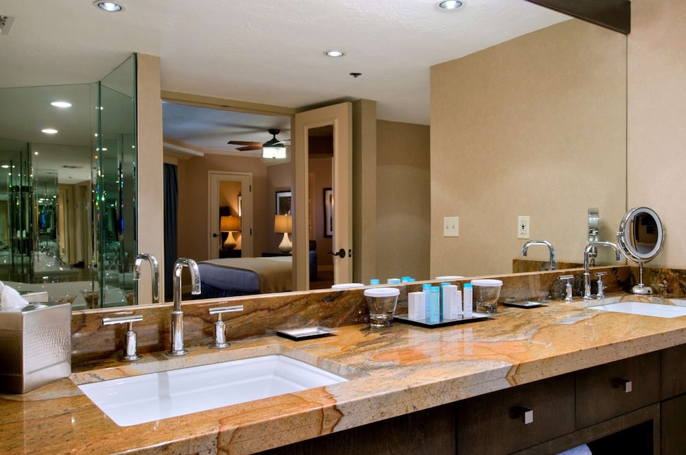 DoubleTree by Hilton Phoenix Mesa 52/69