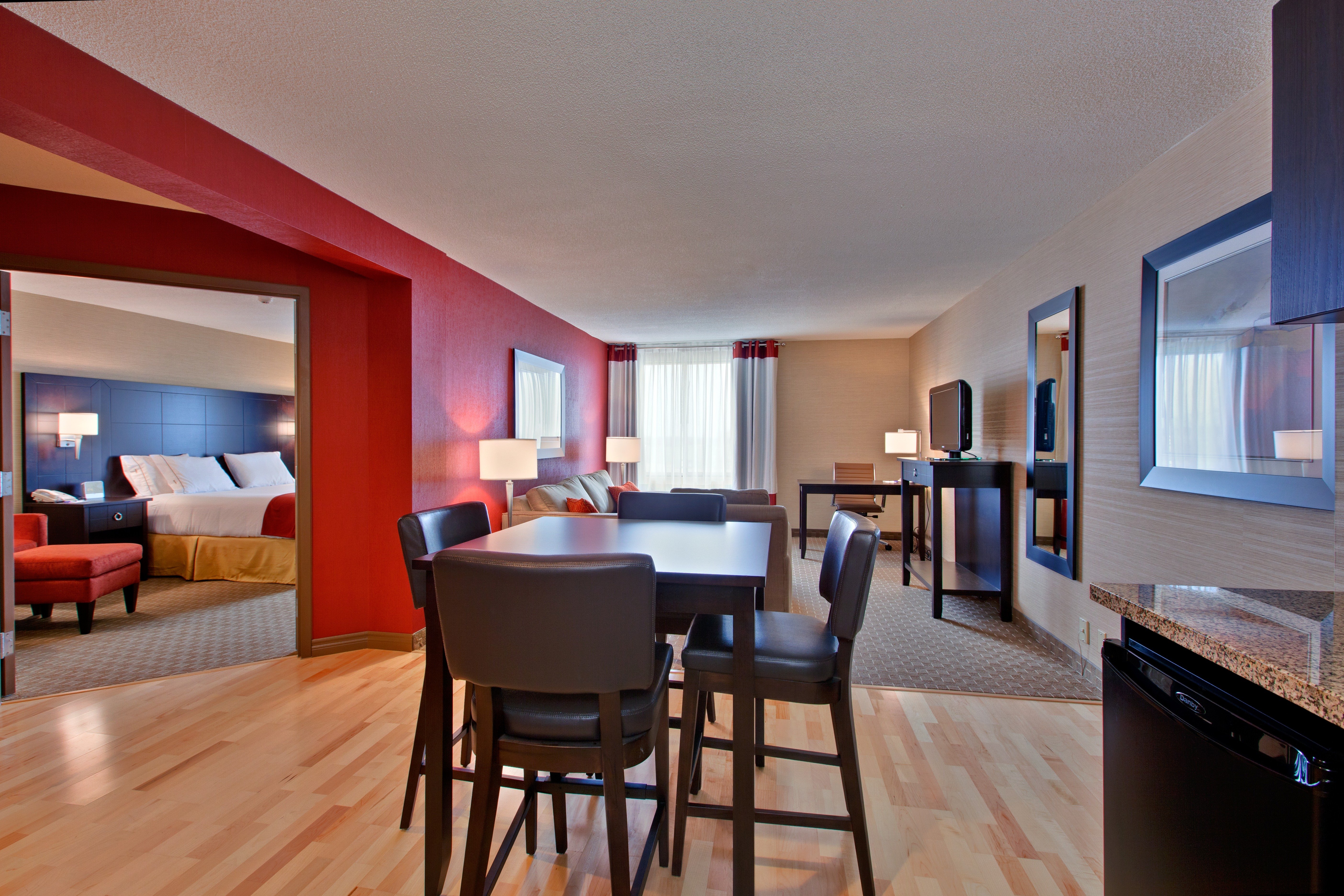 Holiday Inn Express Suites Chatham South 67/75