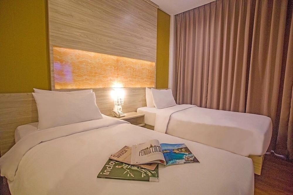 Front One Akshaya Hotel Karawang 24/61