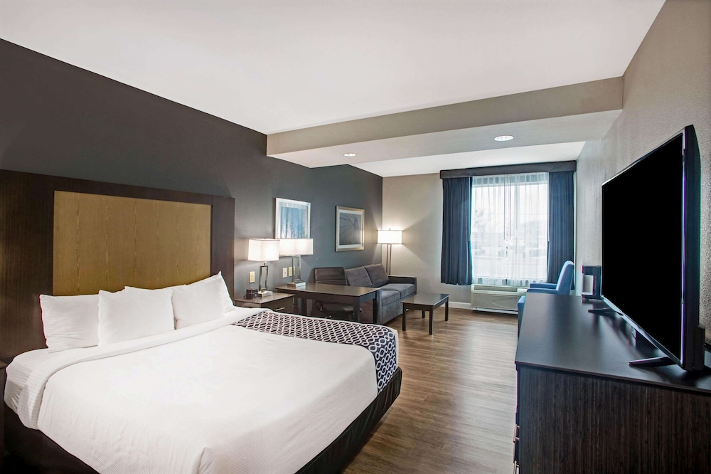 La Quinta Inn Suites By Wyndham Victoria South 10/55