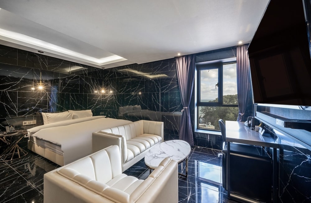 Ava Hotel Songjeong 36/37
