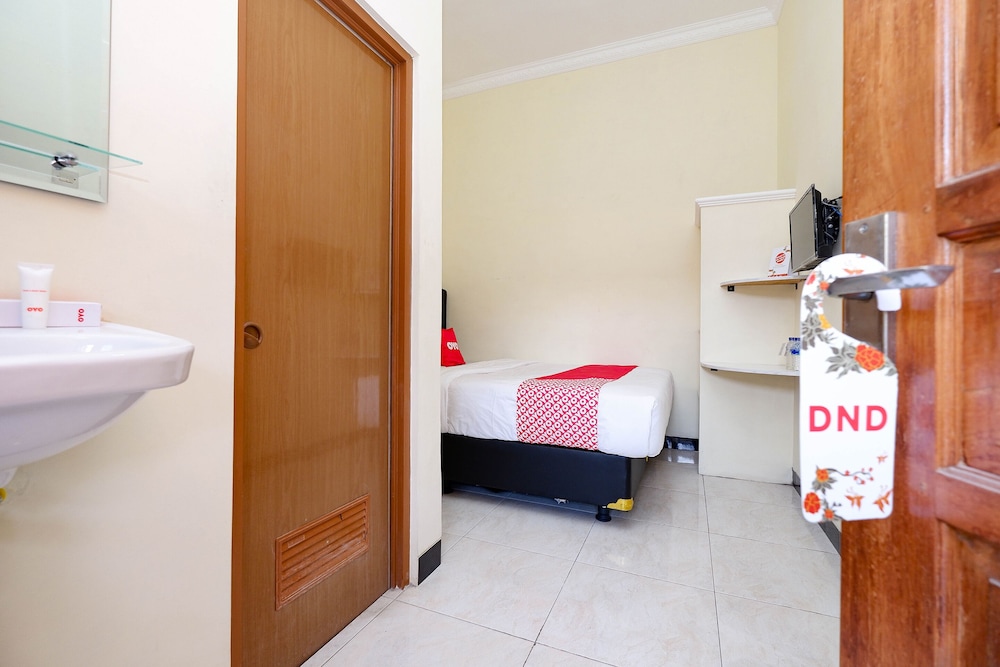 Super OYO Capital O 2258 Santana Syariah Guest House 17/41