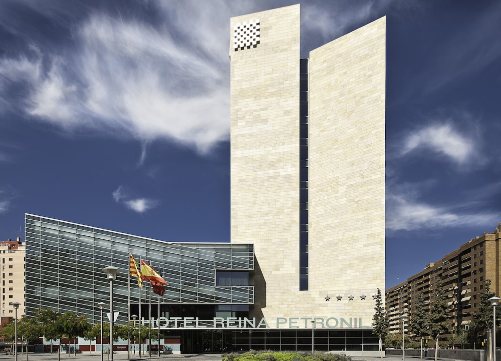 Reina Petronila Hotel 4/46