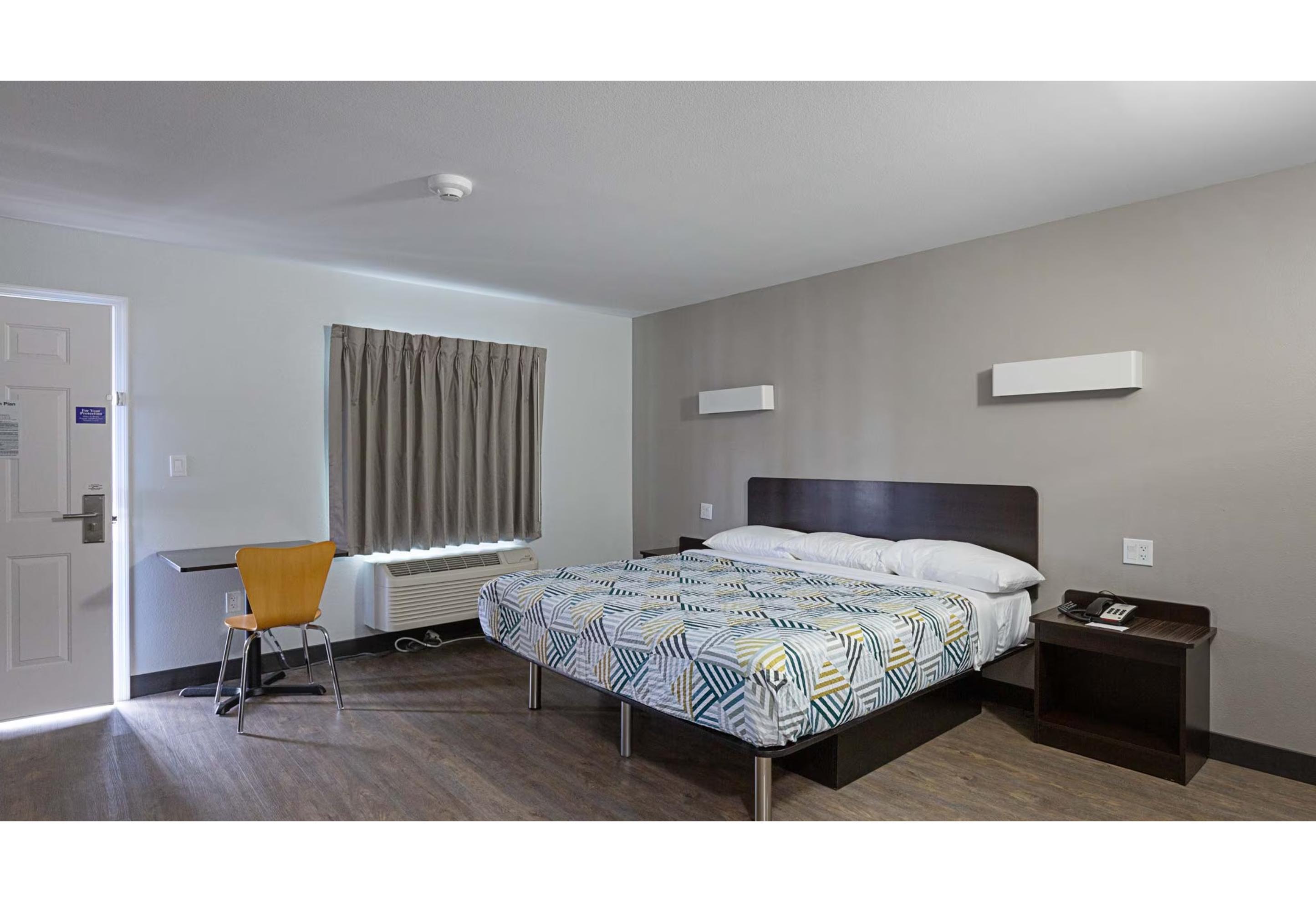 1 Queen Bed - Non-Smoking, Micfridge