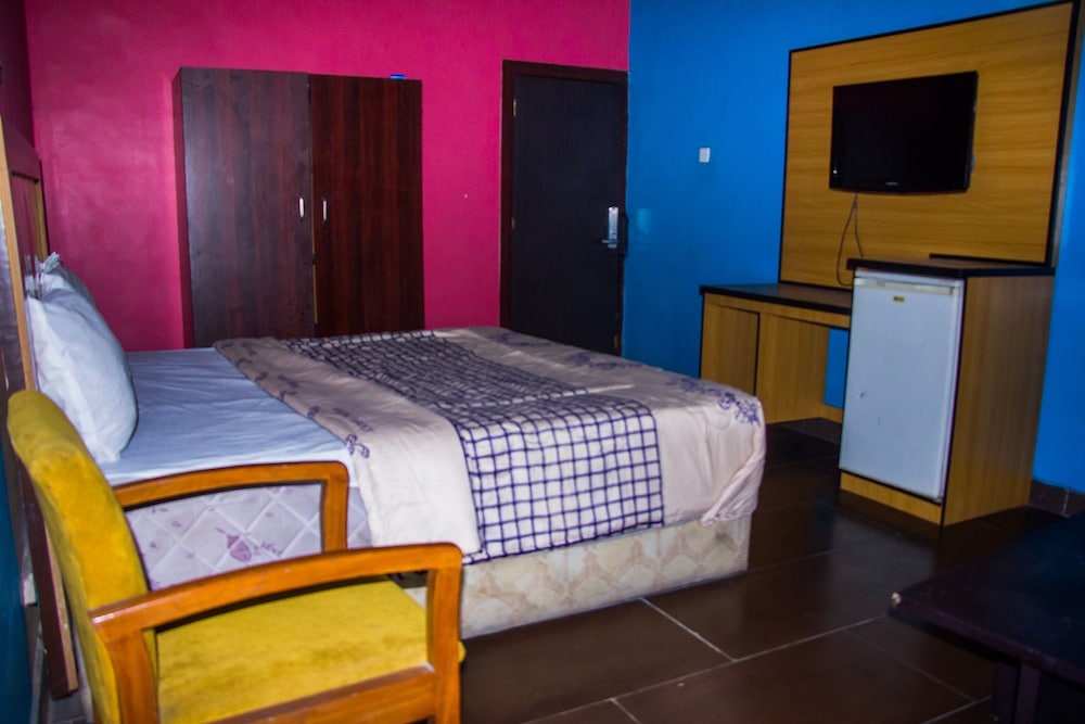 Emglo Suites 12/36
