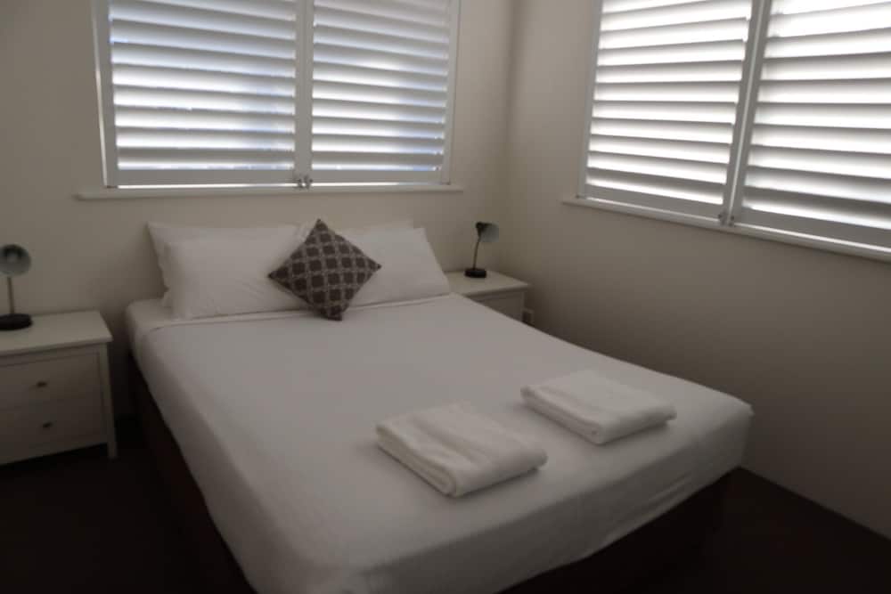 2 Bedrooms, Apartment, Queen and Twin Beds