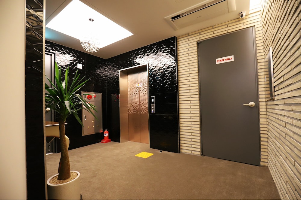 Hotel Bentley 8/57