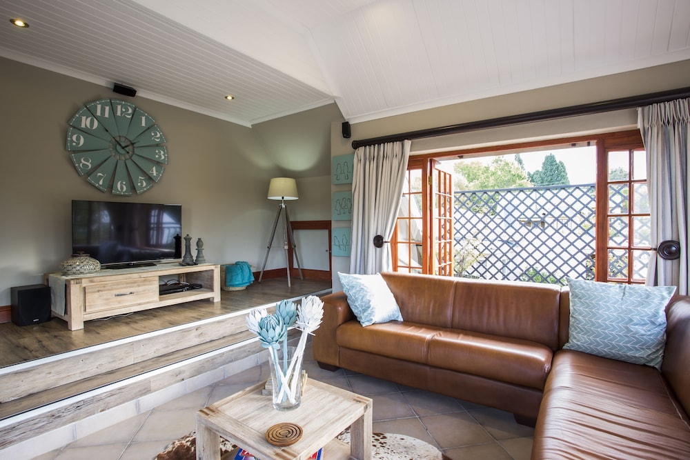 The Browns' Luxury Guest Suites 25/38