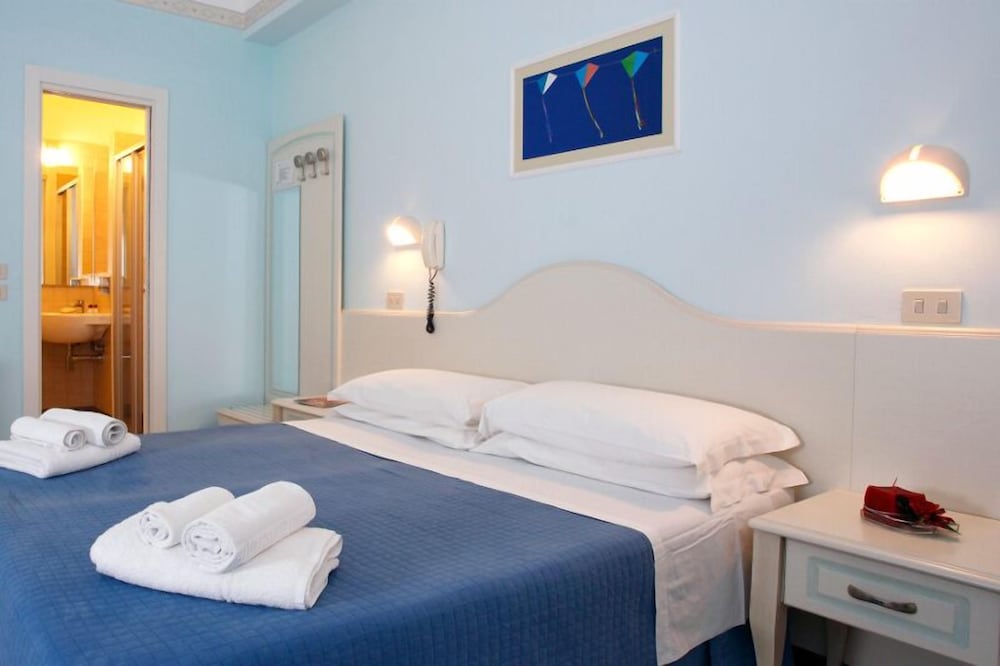 ROOM, DOUBLE BED