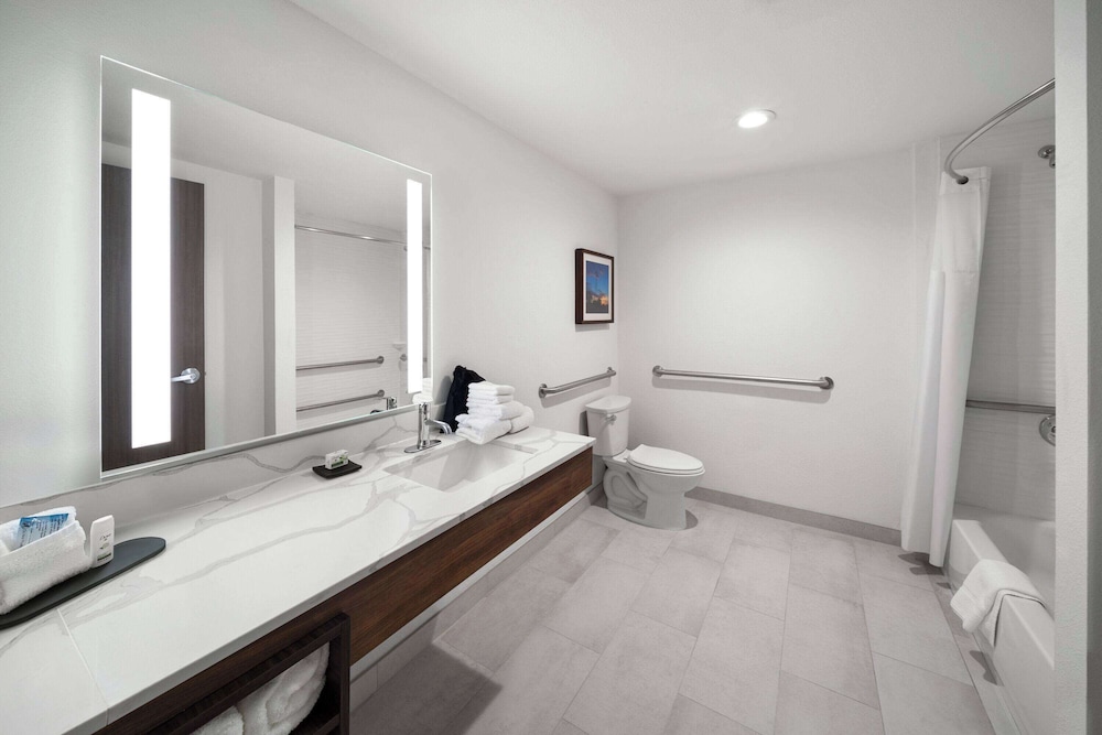 La Quinta Inn & Suites by Wyndham San Antonio at the RIM 42/43
