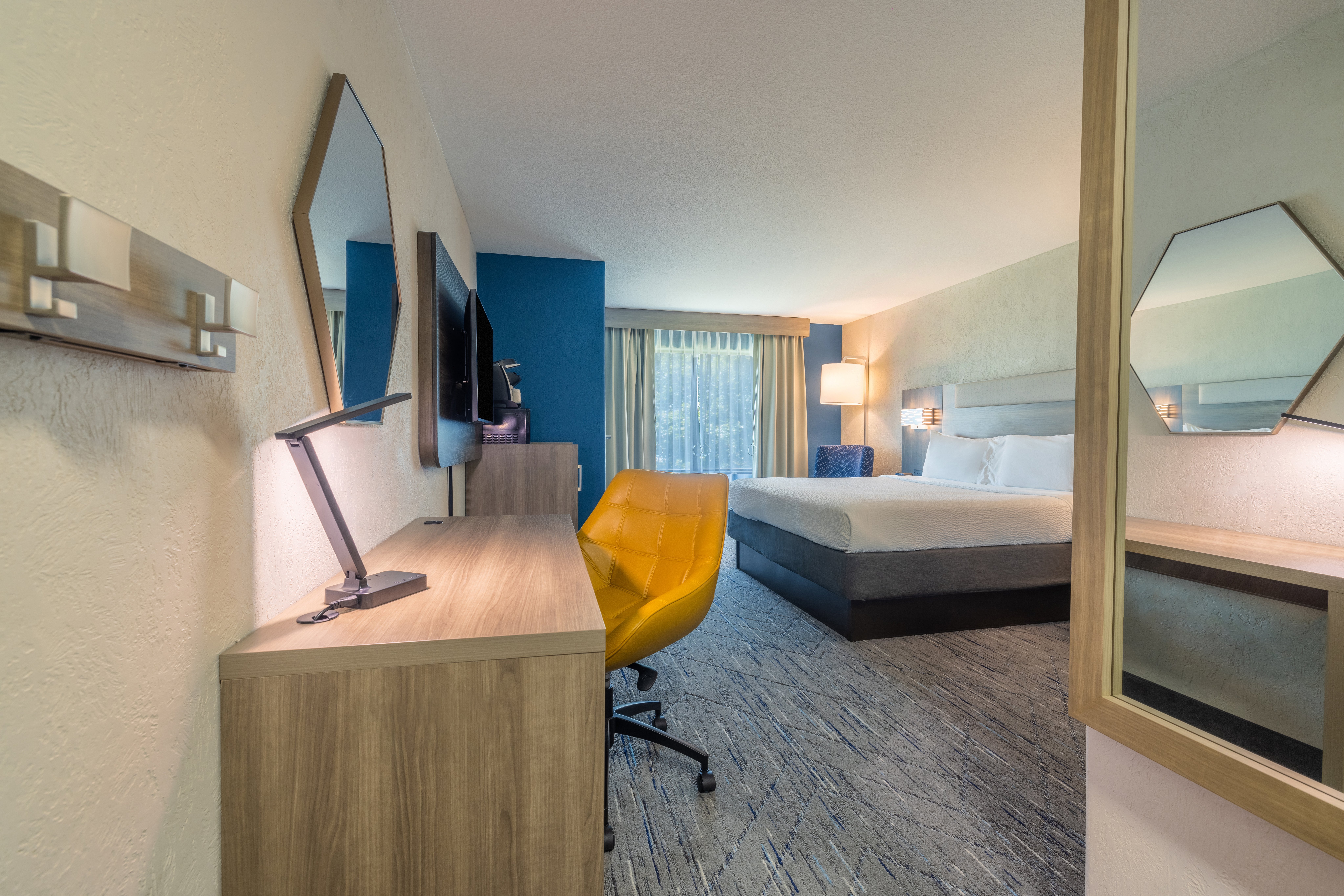 Holiday Inn Express Hotel Suites Kansas City Airport 40/72