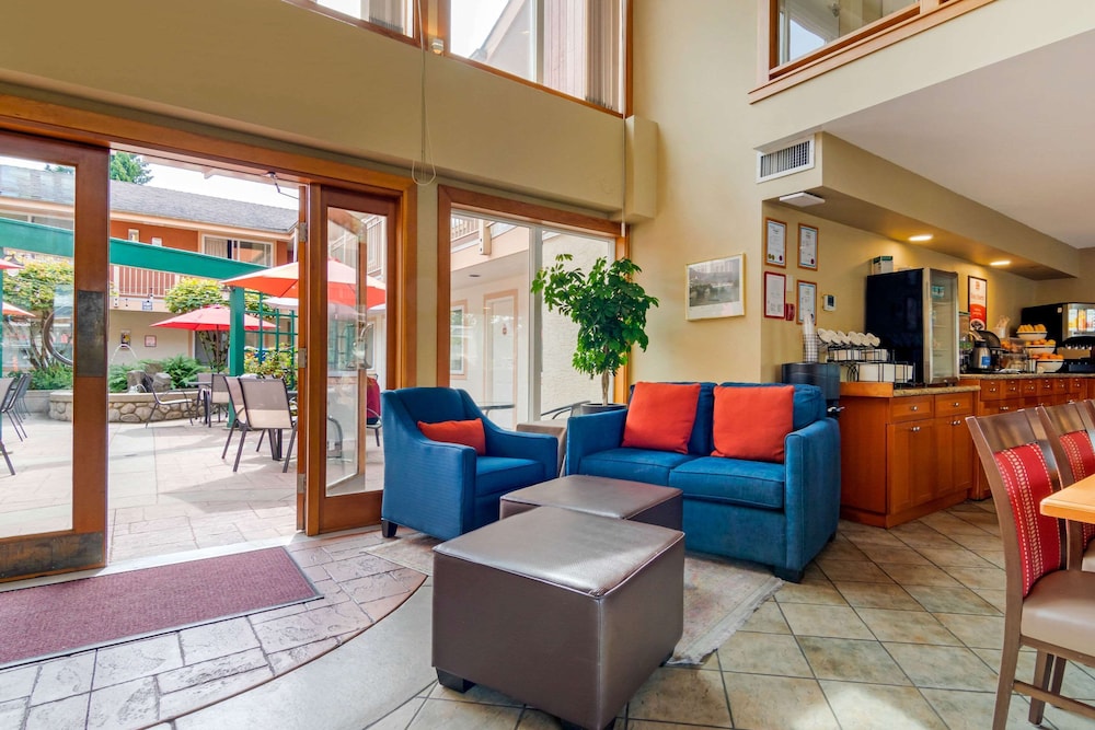 Econo Lodge Inn & Suites North Vancouver 39/52