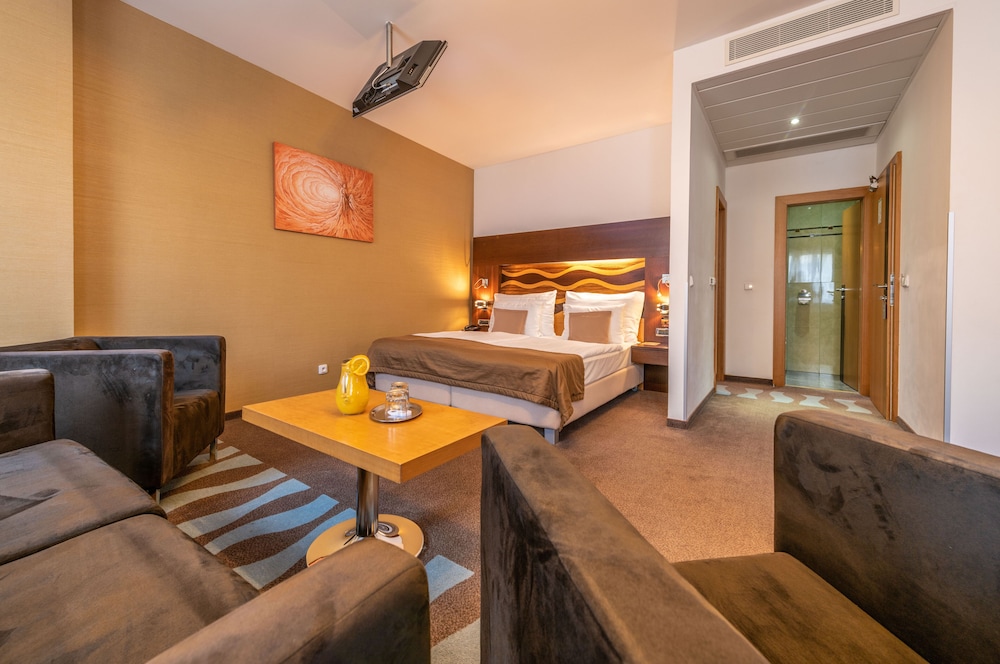 Danubia Gate Hotel 40/70