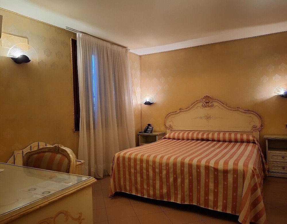 ROOM, TRIPLE