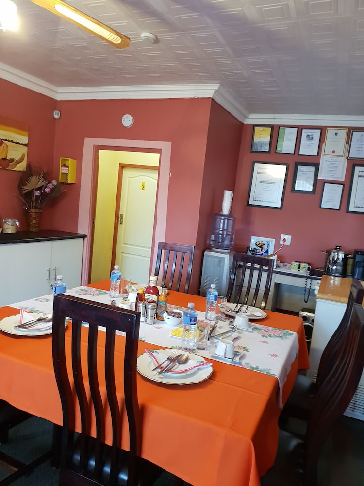 Flossie S Bed And Breakfast 25/32