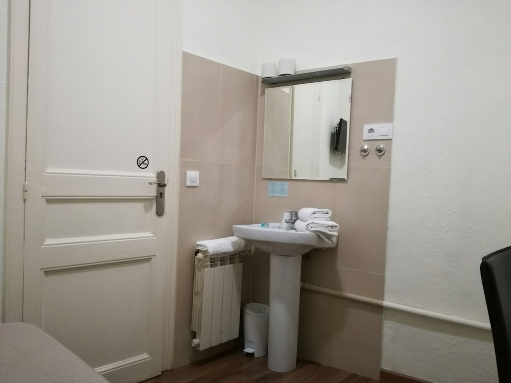 Hostal Lesseps 57/60