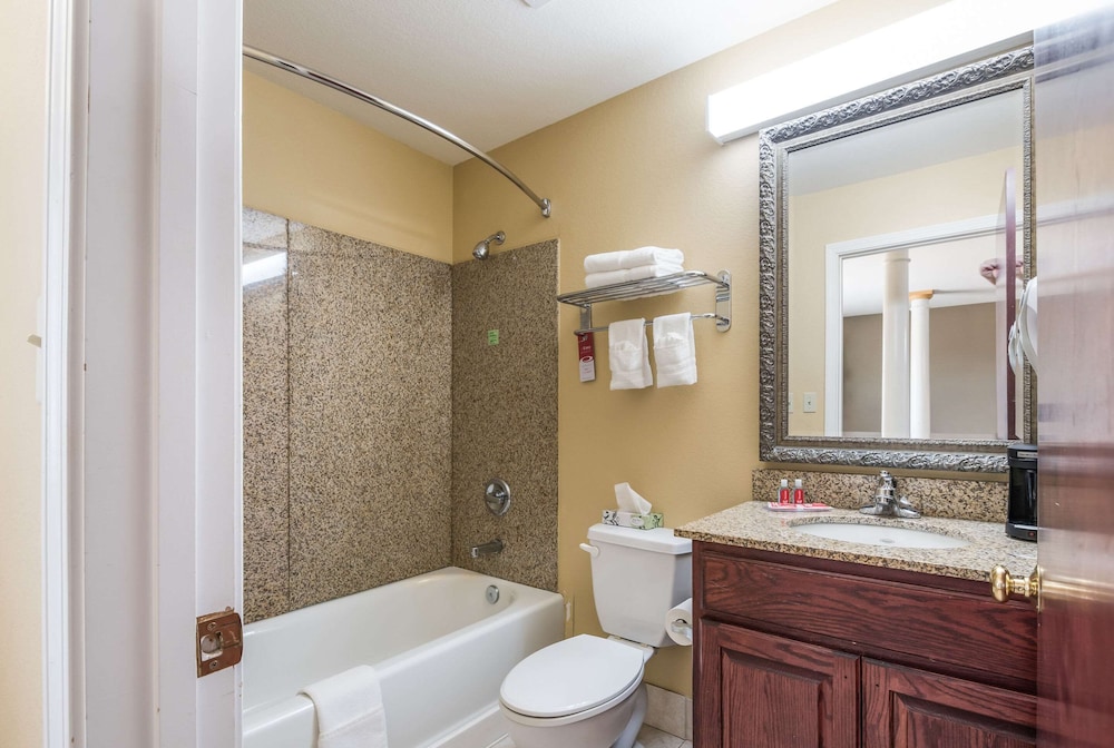 Econo Lodge Inn and Suites Bryant 5/9