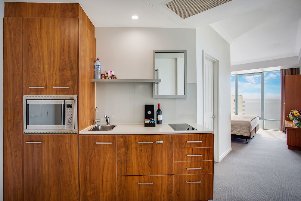 Mantra Legends Surfers Paradise 12/76