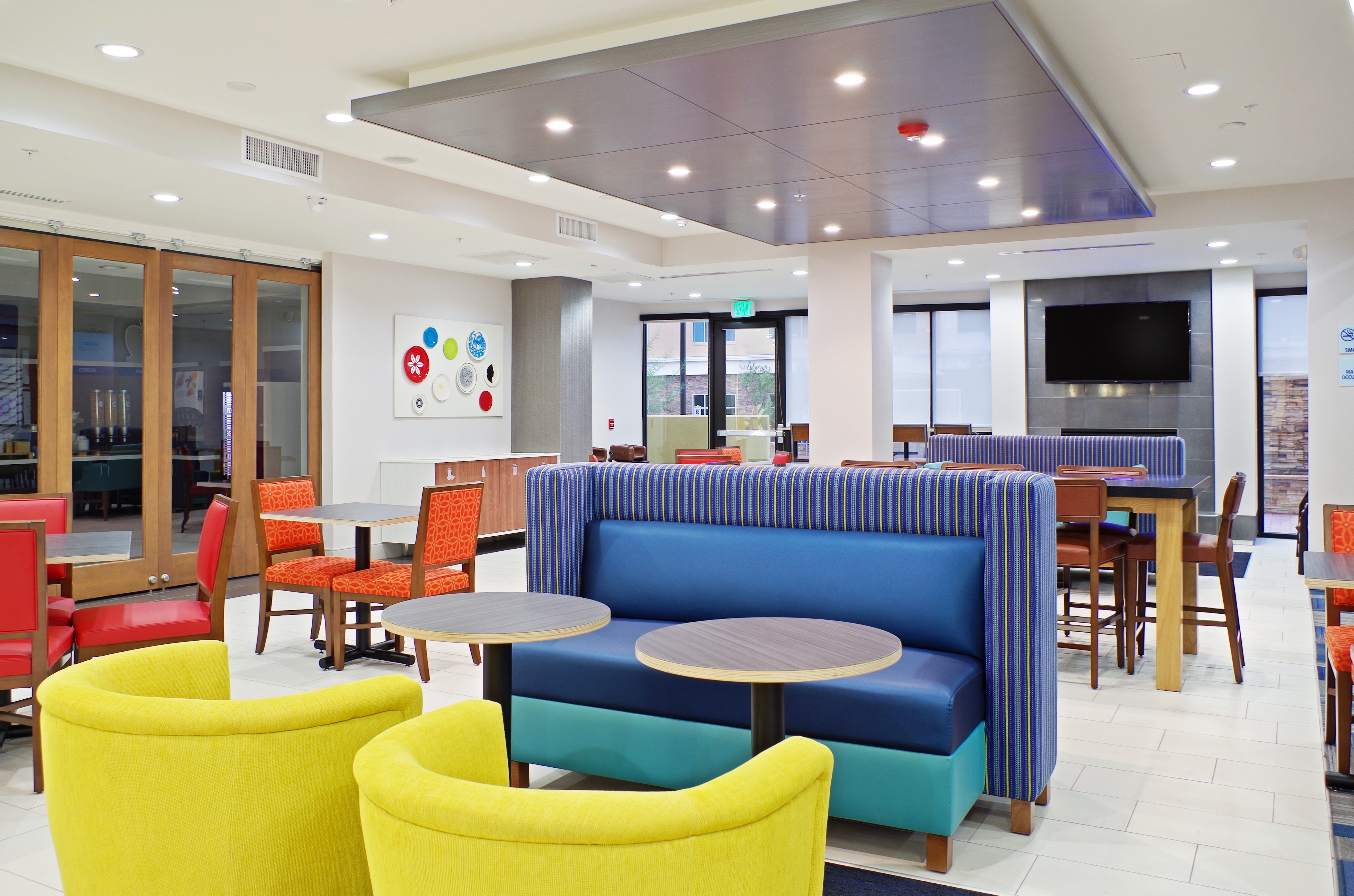 Holiday Inn Express Hotel & Suites Phoenix North Scottsdale 40/58