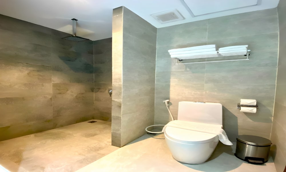 غرفة قياسية ثلاثية بسرير كوين وسرير فردي، LCS Hotel & Apartment 2/3