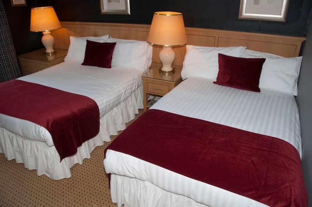Caledonian Hotel 5/34