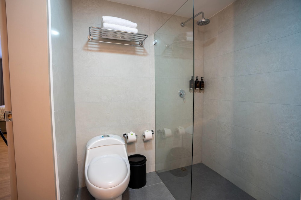 Room, Multiple Beds, La Quinta by Wyndham Quito 8/10