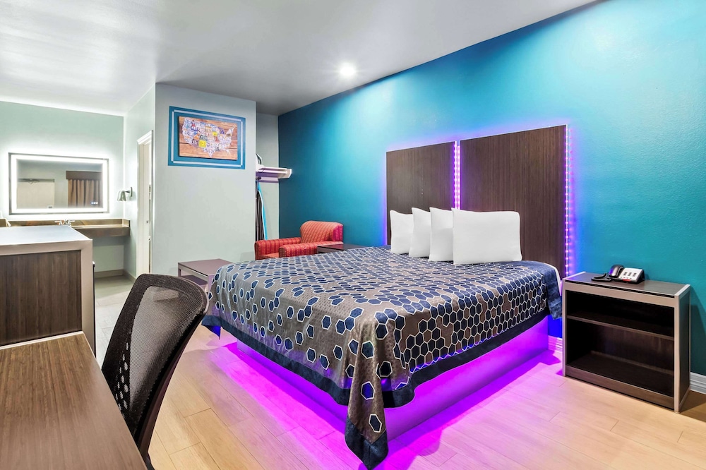 Econo Lodge Inn & Suites Channelview - Houston East 16/37