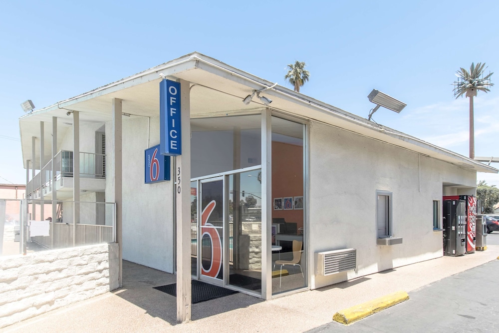 Motel6 Bakersfield, CA - Central photo3