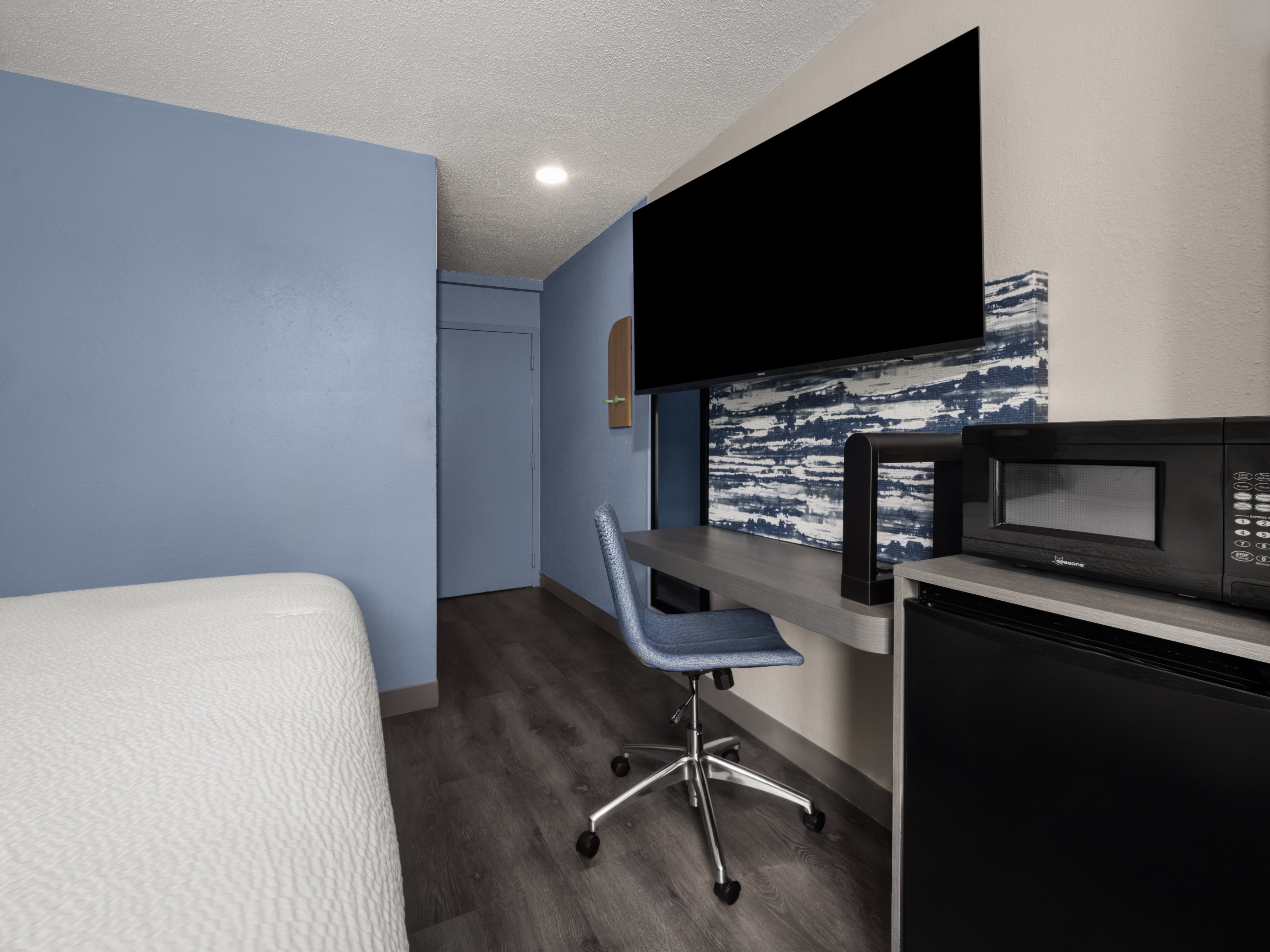 Econo Lodge Inn Suites Greenville 55/69